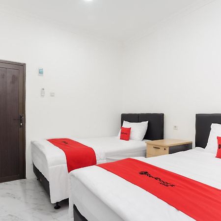 Reddoorz Syariah @ Sakura Hotel Jatiwaringin Бекаси Экстерьер фото