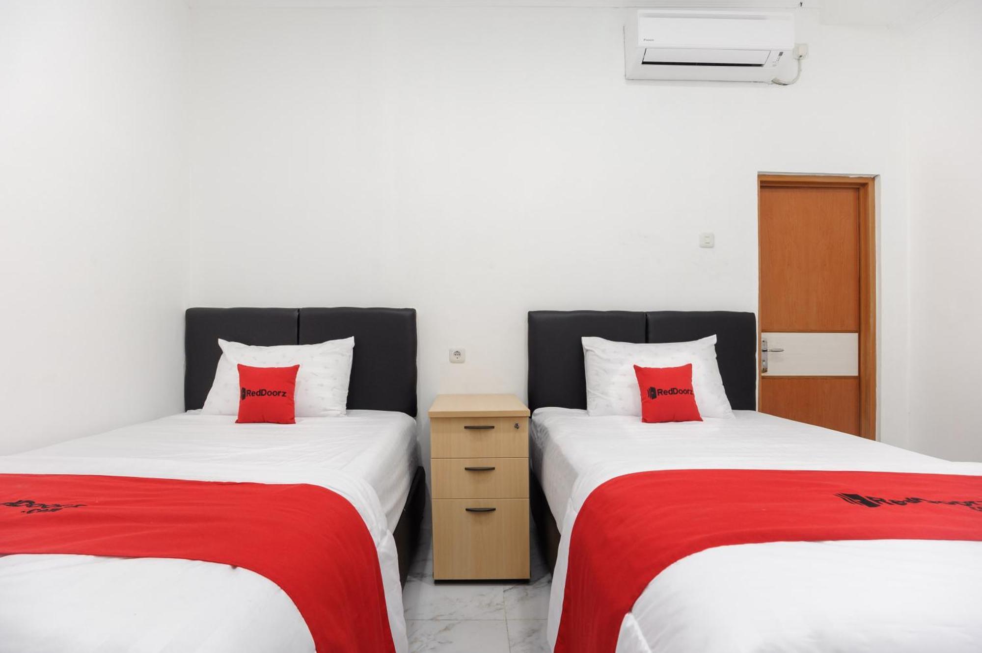 Reddoorz Syariah @ Sakura Hotel Jatiwaringin Бекаси Экстерьер фото
