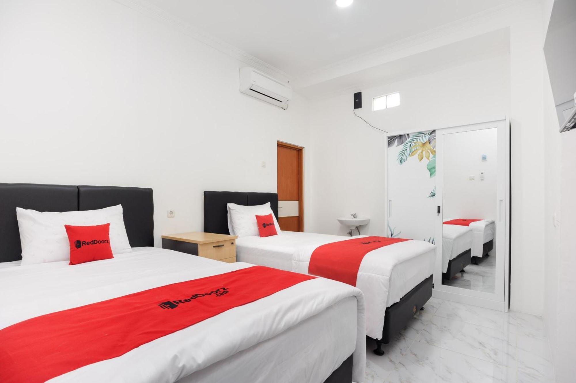 Reddoorz Syariah @ Sakura Hotel Jatiwaringin Бекаси Экстерьер фото