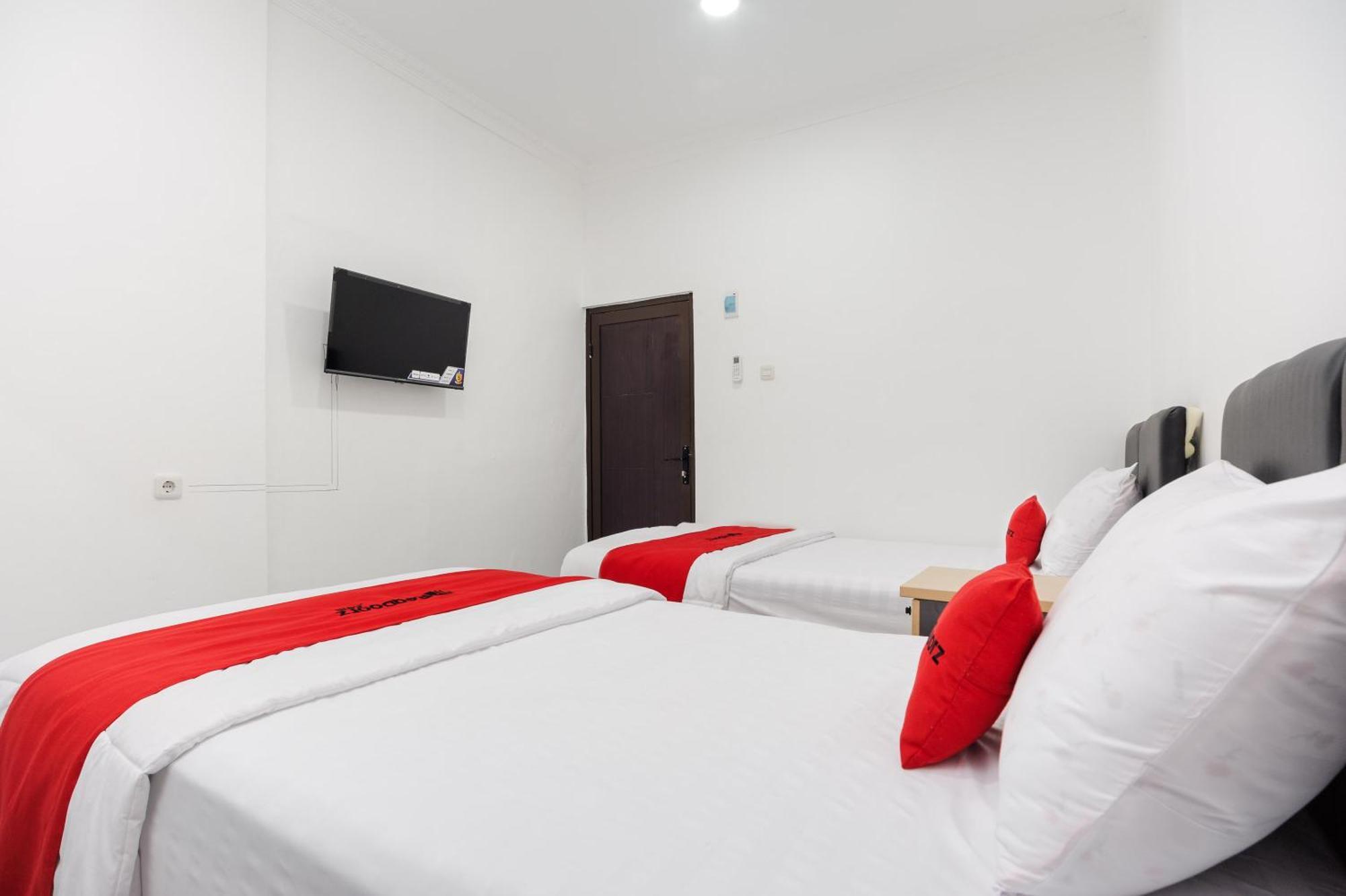 Reddoorz Syariah @ Sakura Hotel Jatiwaringin Бекаси Экстерьер фото
