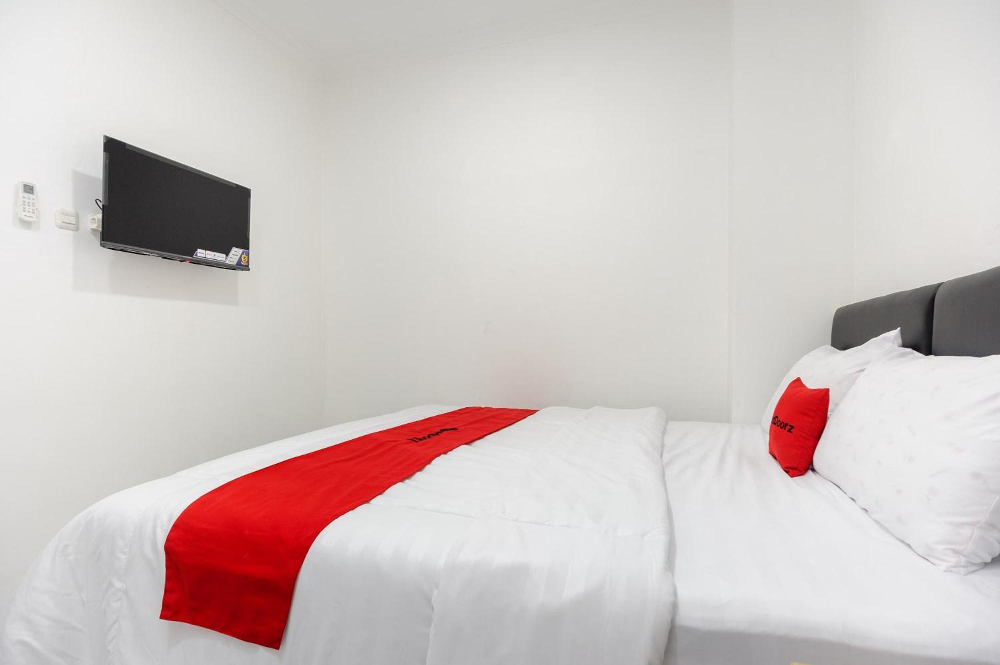 Reddoorz Syariah @ Sakura Hotel Jatiwaringin Бекаси Экстерьер фото