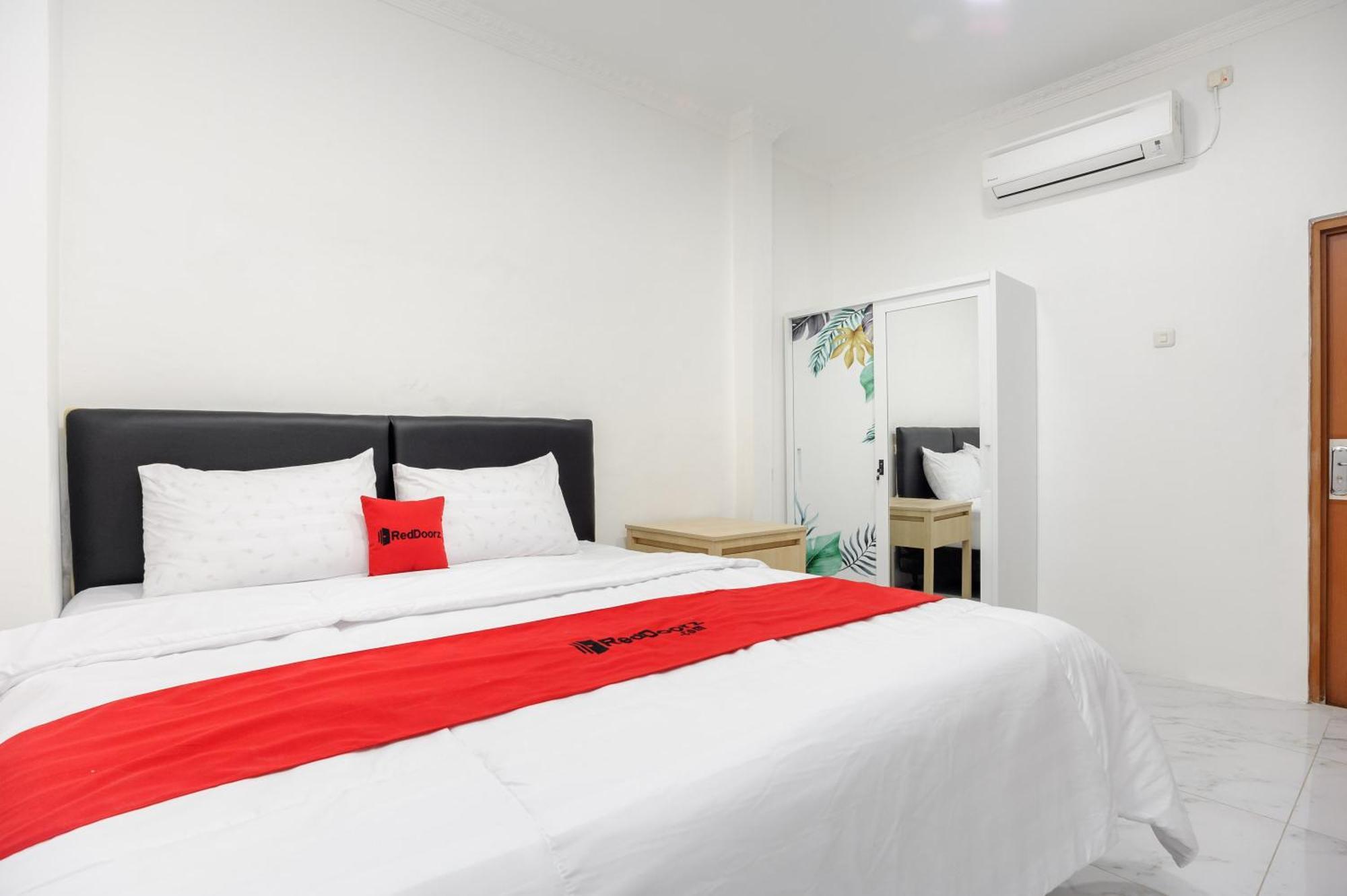 Reddoorz Syariah @ Sakura Hotel Jatiwaringin Бекаси Экстерьер фото
