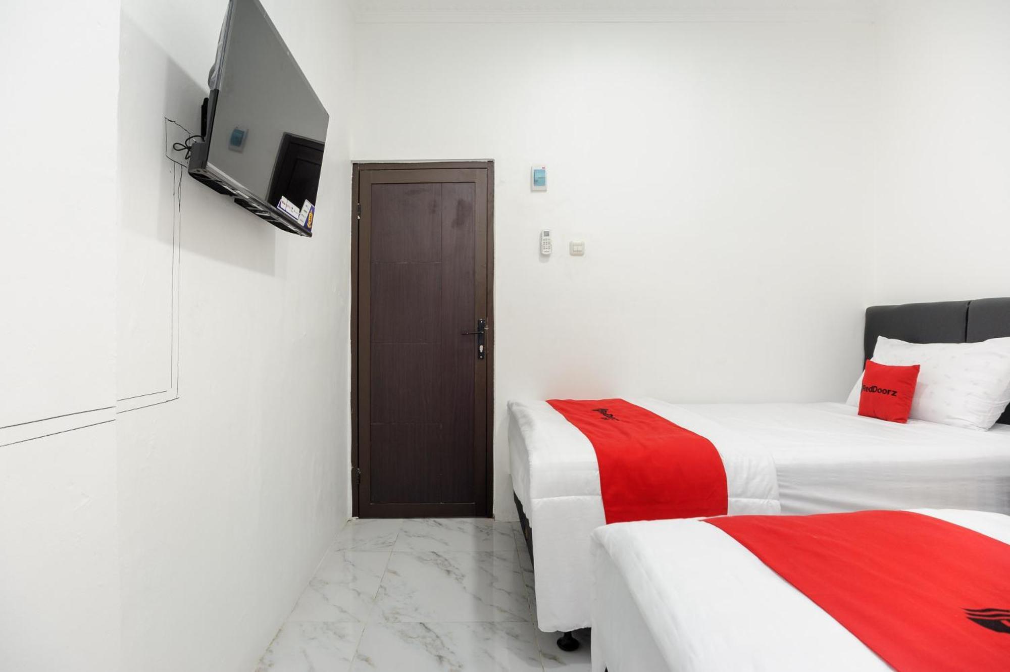 Reddoorz Syariah @ Sakura Hotel Jatiwaringin Бекаси Экстерьер фото