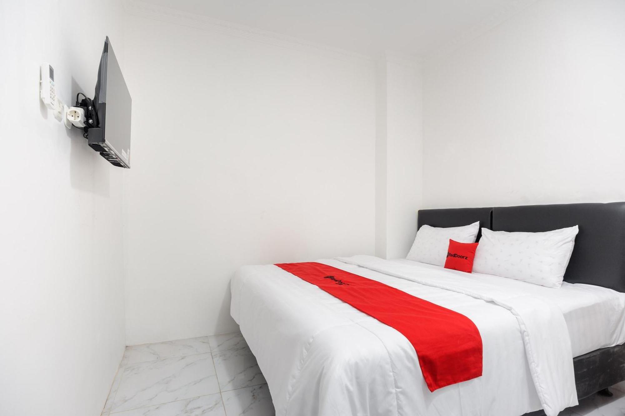 Reddoorz Syariah @ Sakura Hotel Jatiwaringin Бекаси Экстерьер фото