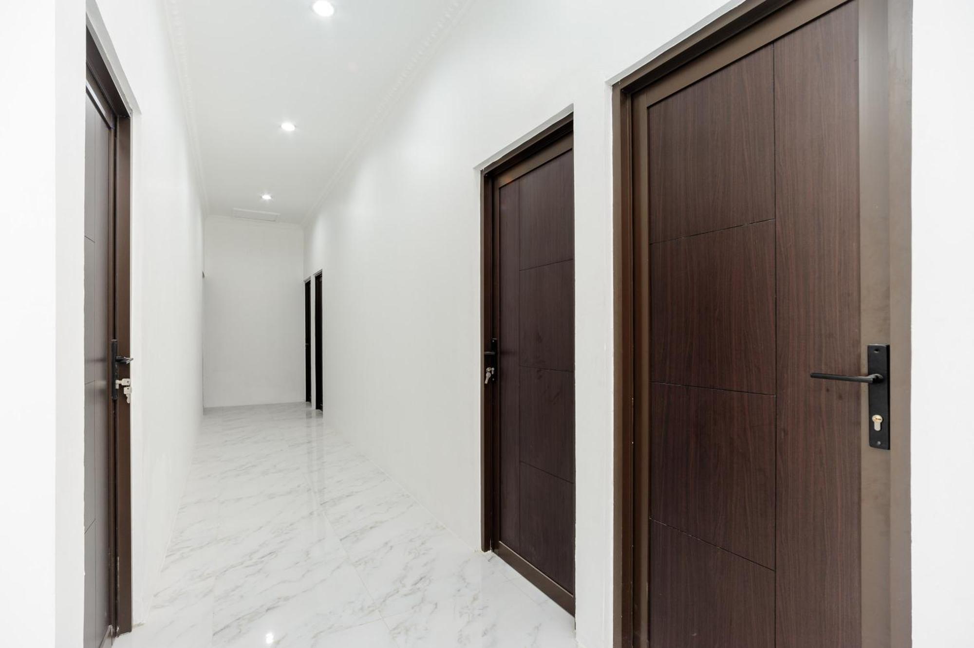 Reddoorz Syariah @ Sakura Hotel Jatiwaringin Бекаси Экстерьер фото